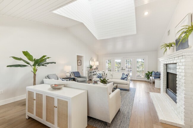 Photo - 161 1st St E