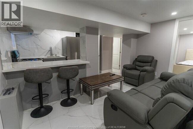 Photo - 765 Dougall Ave