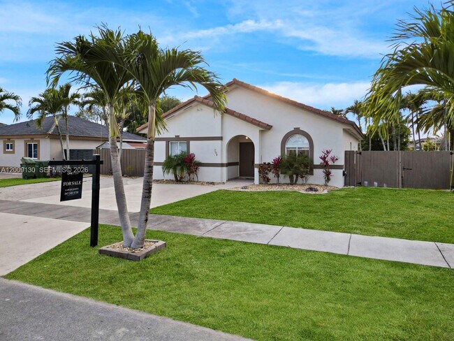 Photo - 704 SE 14th Pl