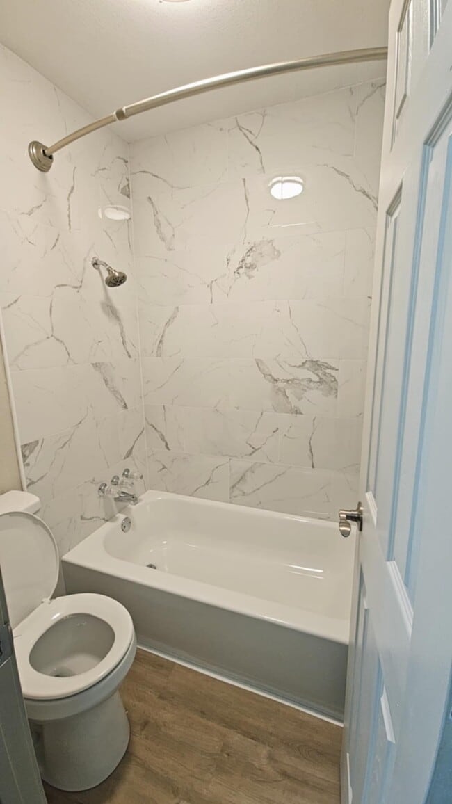 2X1 RENO - University Courtyard Apartments