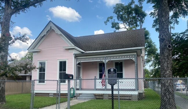 Building Photo - 917 Pinckney St Rental