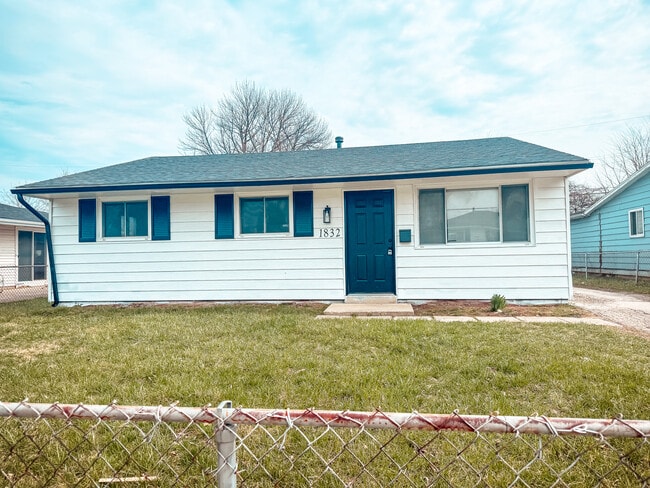 Building Photo - 1832 Kermit Ave