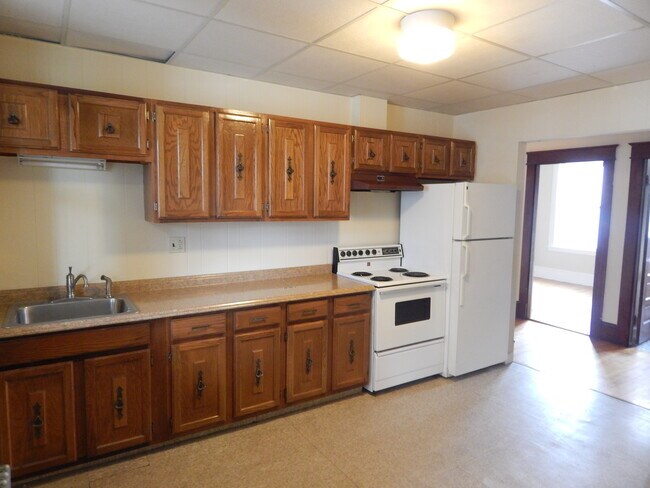 Kitchen - 171 College St Unit 6