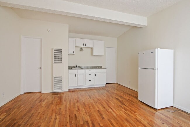 Building Photo - 1010 Pico Blvd Rental
