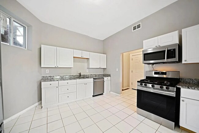 Photo - Charming 2-Bed Oasis on Augusta Blvd: Your Perfect Urban Retreat in Chicago! Unit 3131-2F