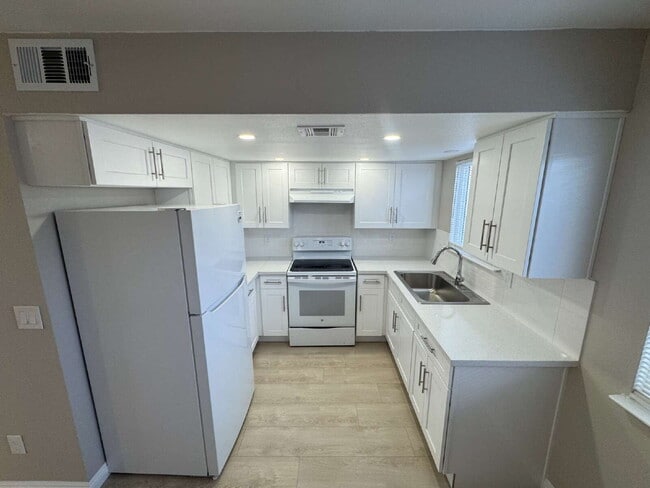 Photo - Beautifully Remodeled 2-Story Unit! Unidad B
