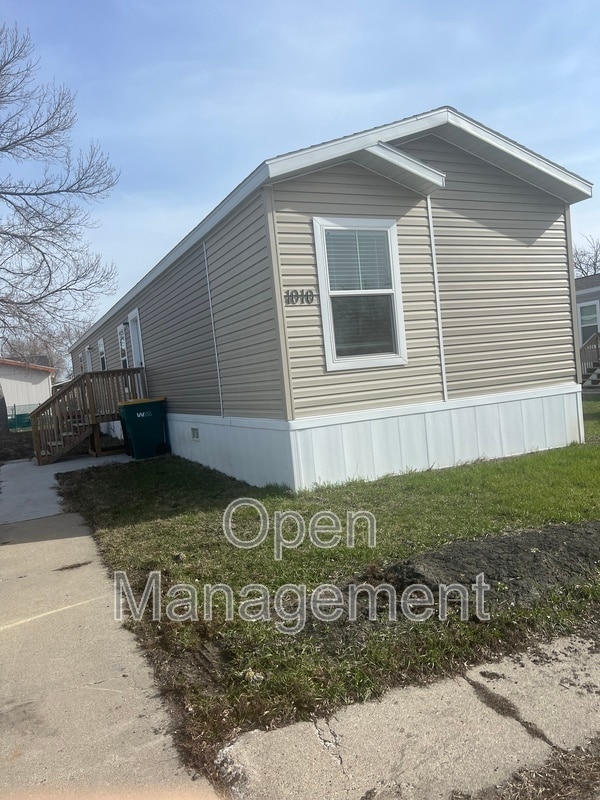 Photo - 825 1st Ave E