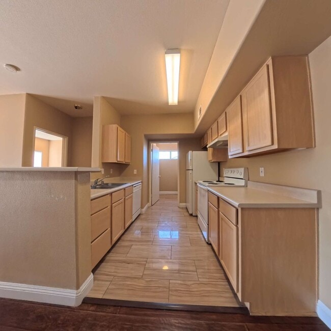 Lovely 2 Bed, 2 Bath Condo at South Gate!