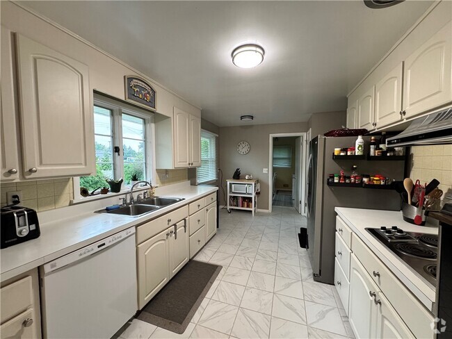 Building Photo - 79 Drake Dr Rental