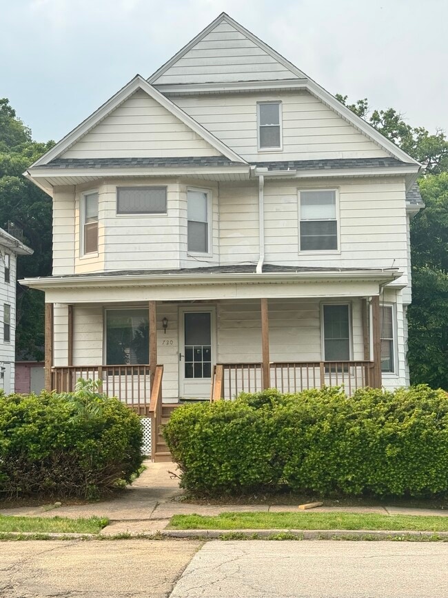 Photo - 720 E 15th St House