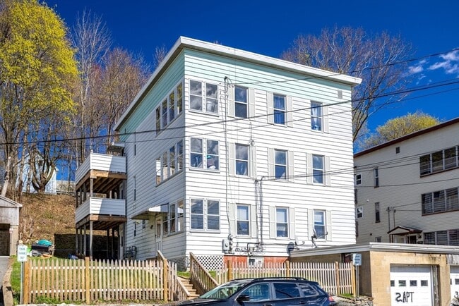 Building Photo - 242 Pine St Unit 2