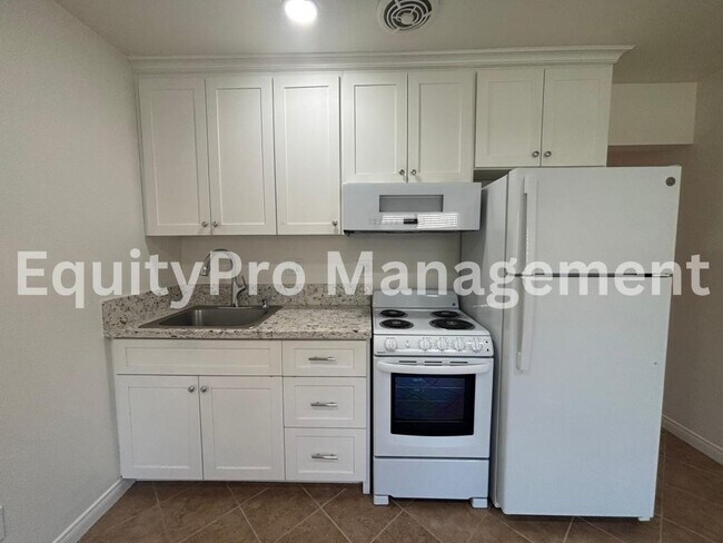 Photo - 7043 Pickering Ave