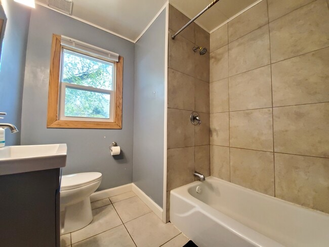 Photo - 1220-4 1/2 4 1/2 St NW