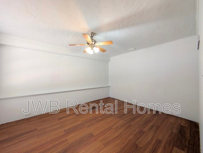 Photo - 28 33rd St W