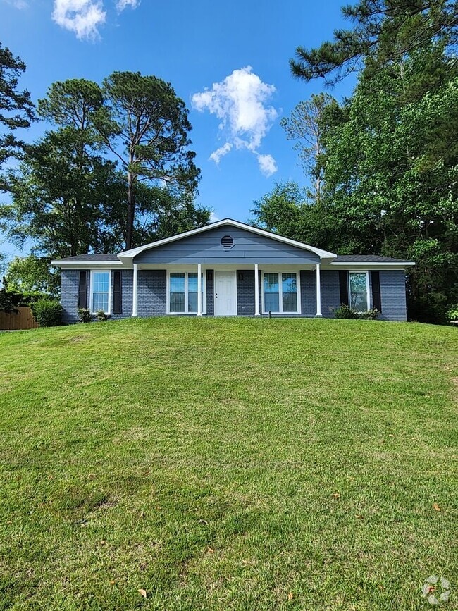 Building Photo - DON'T LET THIS ONE PASS YOU BY! Rental