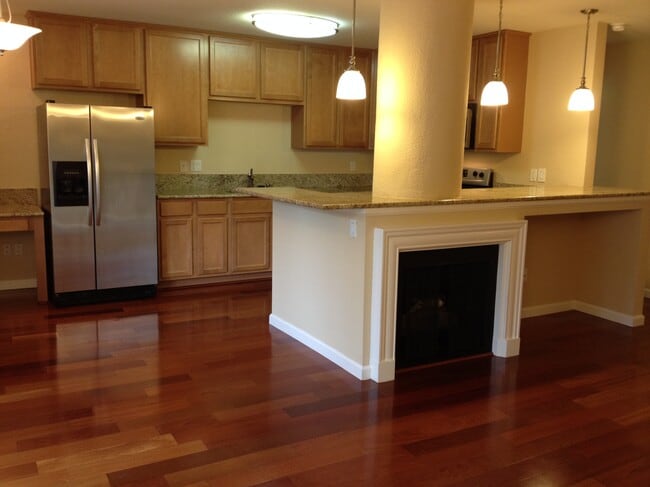 Building Photo - 300 Glenwood Cir Unit 299