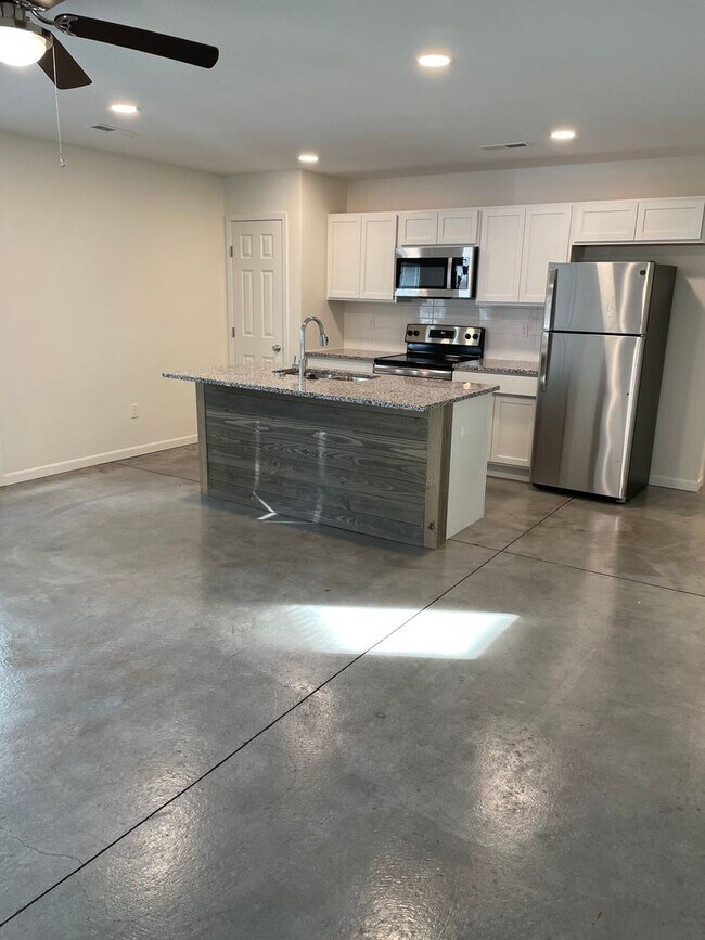 Photo - 3 Bedroom 2 bath Duplex with Garage Near WSU