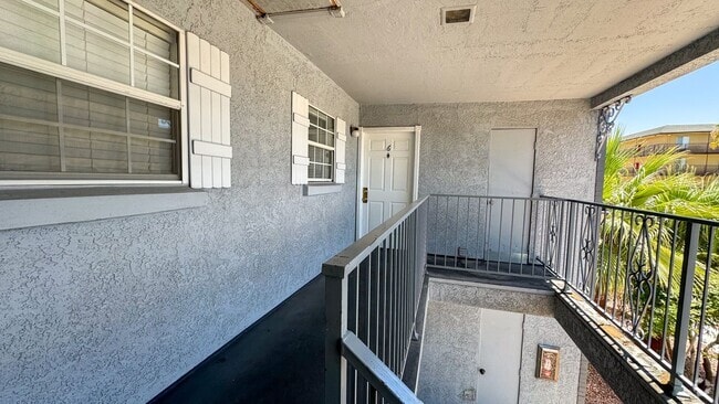 Building Photo - Las Vegas 2-Bed, 2-Bath Condo in Secure Ga... Unit J6