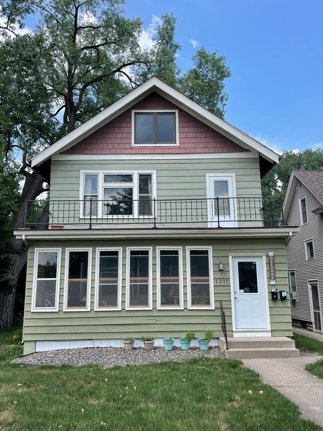 Building Photo - 1217 Grand Ave Unit Lower