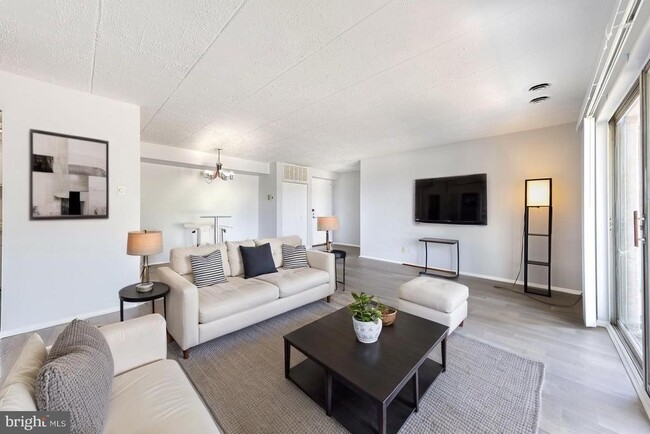 Building Photo - 2600 Indian Dr Unit 2B Rental