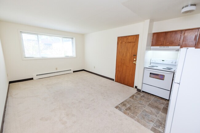 Photo - Colonial Court Apartments