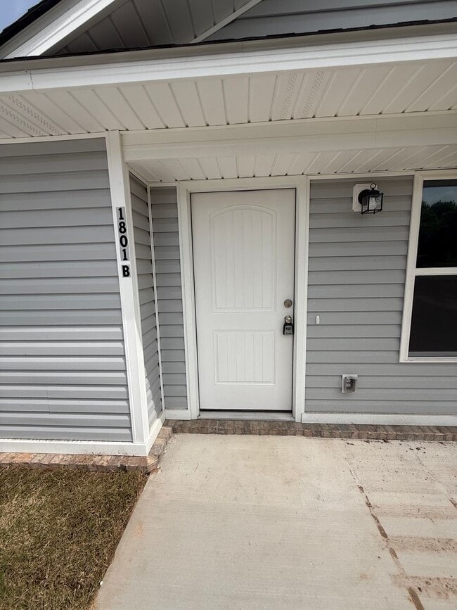 Building Photo - 1801 Wirsing Ave Unit B