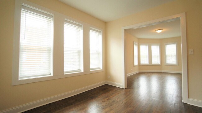 Building Photo - 3535 W Fullerton Ave Unit 3 Rental