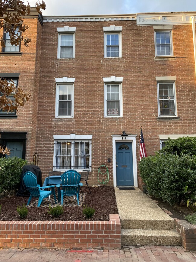 Front Entrance & Front Patio area - 916 I St SE Townhome