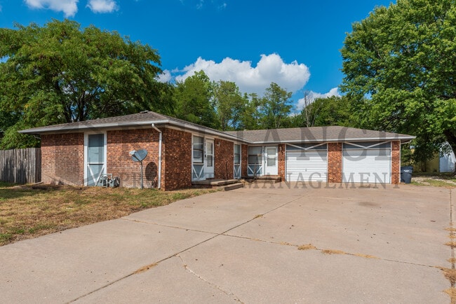 Building Photo - 1320 Peach Ave