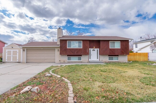 Building Photo - Charming 3-Bedroom Home with Spacious Fenced Yard in Prime Location