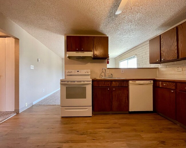 Photo - 141 McClure Ave Unidad 141-#1-APEX