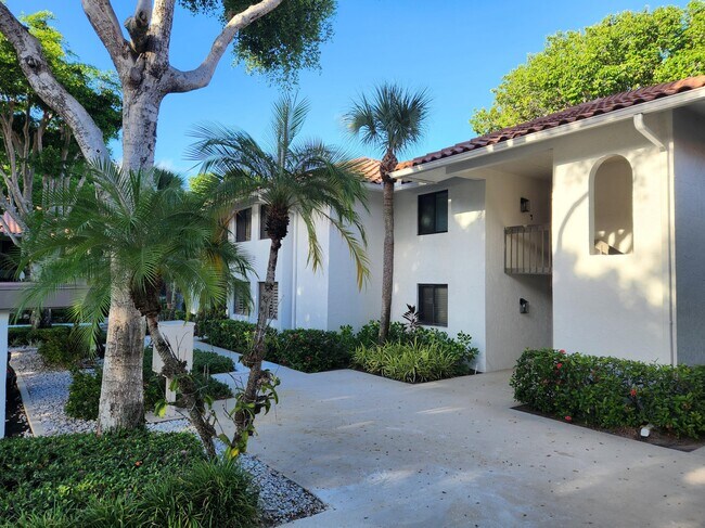 Building Photo - 30 Pelican Pointe Dr Unit 201