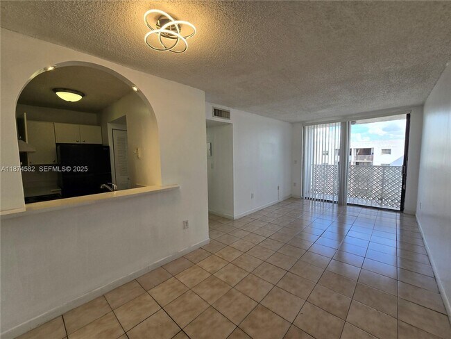 Building Photo - 8185 NW 7th St Unit 506