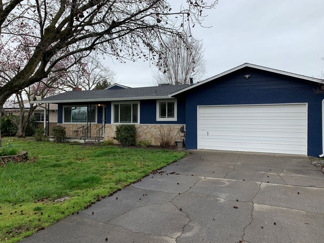 Photo - 3 Bedroom 2 bath home with huge backyard!