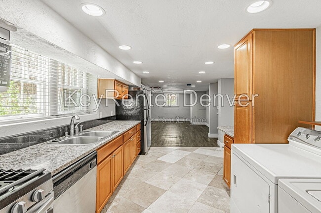 Building Photo - 945 N Washington St Unit Apt 100