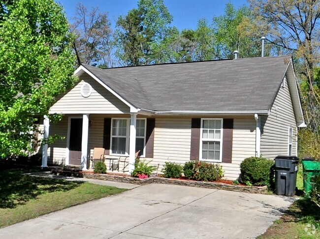 Building Photo - 3 Bedroom 2 Bath Ranch Rental