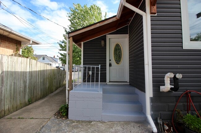Building Photo - 64 Bunting Rd Unit basement