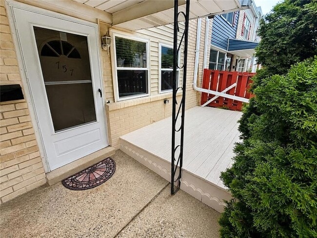 Photo - 757 Mohawk St