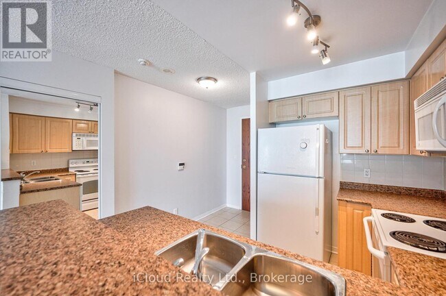 Photo - 7 Michael Power Pl Unité 1509