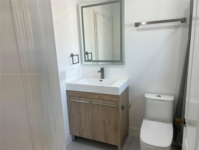 Photo - 2425 W 76th St Unidad 207