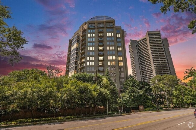 Building Photo - 2626 Peachtree Rd NW Unit 1001 Rental