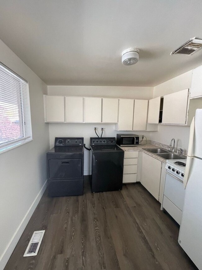 Building Photo - Remodeled Two bedroom apt, Sugarhouse; Covered Parking Unit 4