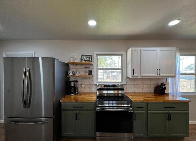 904 NW Ave I