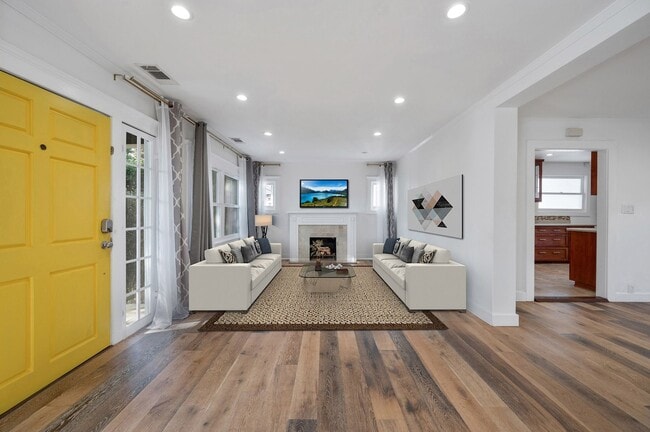 Building Photo - 7715 Lexington Ave Unit 7715