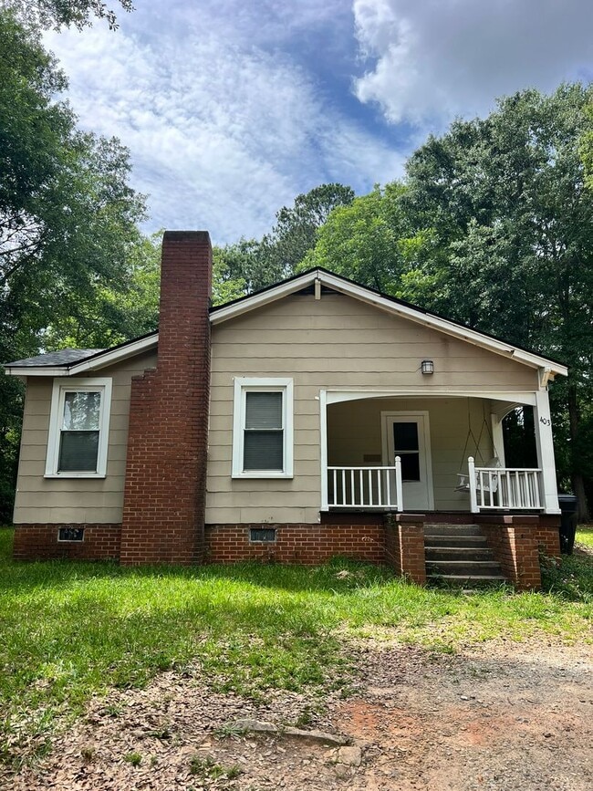 Building Photo - 3 bedroom home Great location!