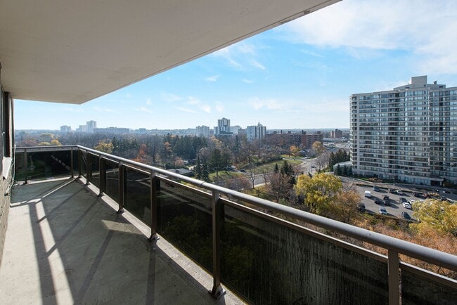 Photo - 100 Dundas Street