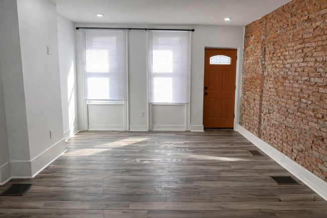 Photo - 1725 Monument St