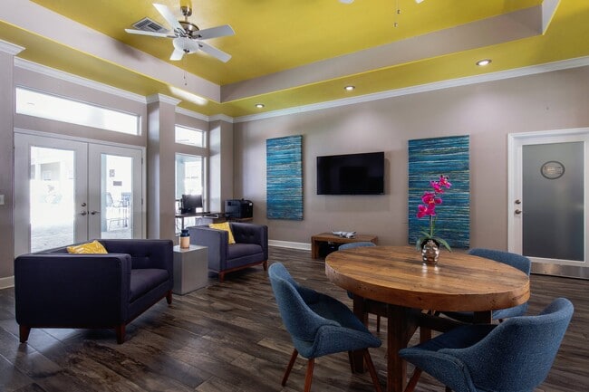 Building Photo - Museum Walk