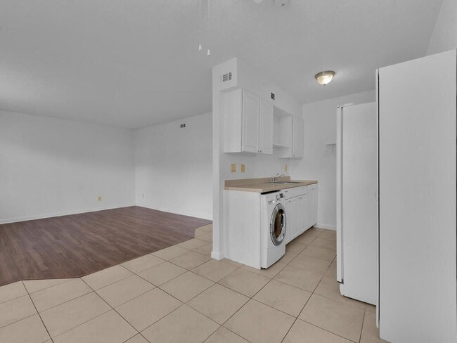 Building Photo - 4617 Bayshore Dr