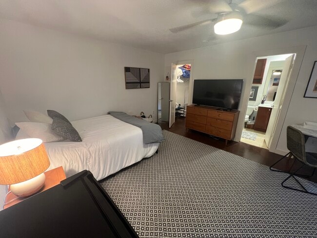 Photo - 920 Memorial Dr SE